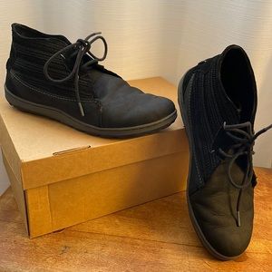 Merrell Womens Ashland Chukka Boot  Black Leather/Suede